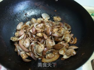 A Good Partner with Wine-popped Clams in Sauce recipe