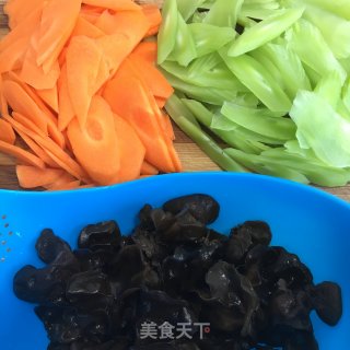 Stir-fried Carrots with Lettuce and Fungus recipe