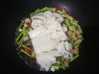 Stir-fried Liangpi with Garlic Moss recipe