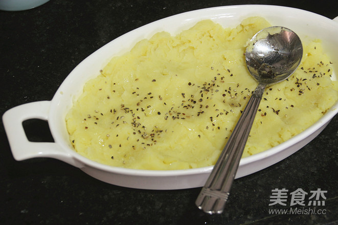 Baked Spaghetti with Black Pepper, Potato and Cheese recipe