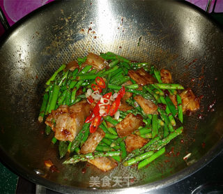 Stir-fried Bacon with Asparagus in Bean Sauce recipe