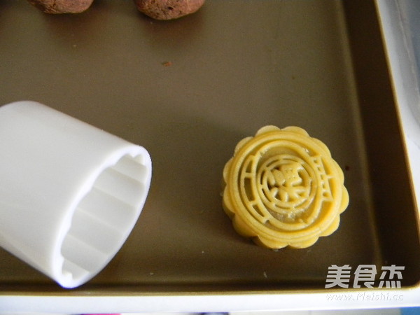 Cantonese-style Red Bean Paste and Minced Meat Mooncakes recipe