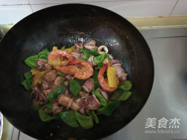 Stir-fried Seafood with Green Pepper recipe