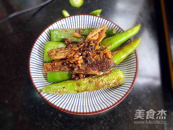 Braised Tiger Skin Peppers with Fish in Black Bean Sauce recipe