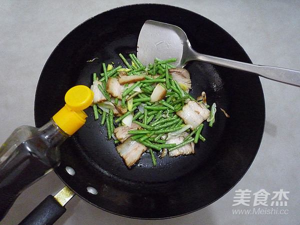 Fried Noodles with Cowpeas and Braised Pork recipe