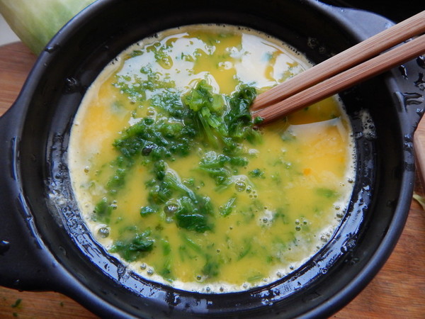 Steamed Eggs with Celery Leaves recipe