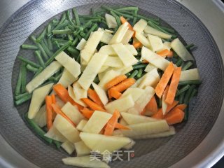 Stir-fried Potato Chips with Beans recipe