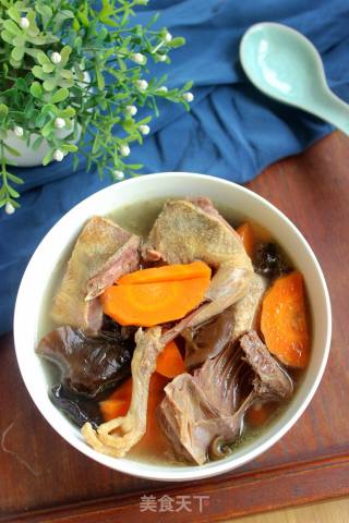 #家常下饭菜# Fungus Carrot Pigeon Soup recipe