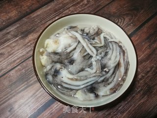 Stir-fried Squid with Garlic Moss and Onion recipe