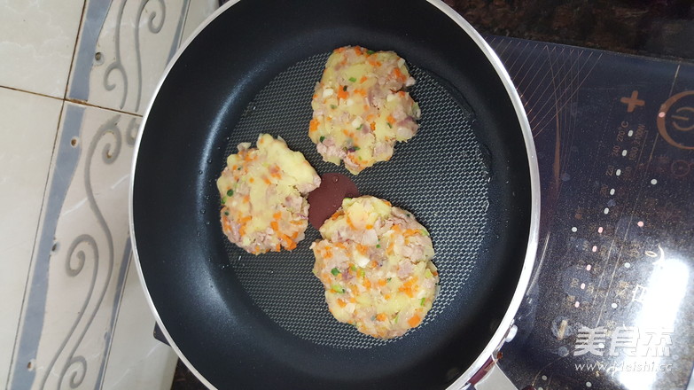 Potato Cakes with Minced Meat and Mixed Vegetables (reduced Fat Version) recipe