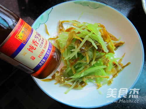 Sour Pepper Mixed with Shredded Lettuce recipe