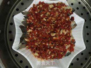 Steamed Crucian Carp with Chopped Pepper recipe