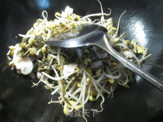 Stir-fried Soy Sprouts with Mushroom and Pickled Vegetables recipe