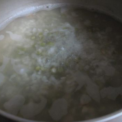 Fresh Lotus Seeds, White Fungus and Mung Bean Porridge recipe