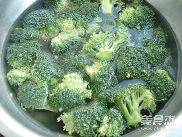 Broccoli Mixed with Walnuts recipe