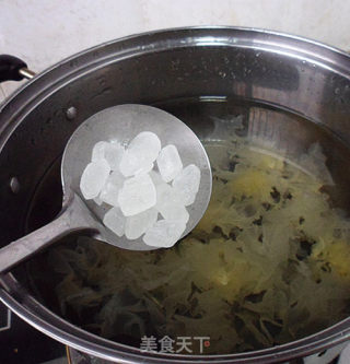 White Fungus Stewed Pear recipe