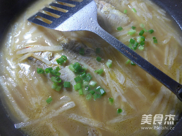 Yellow Croaker Soup with Shredded Radish recipe