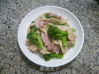 Stir-fried Broccoli with Bacon and Soy Protein recipe