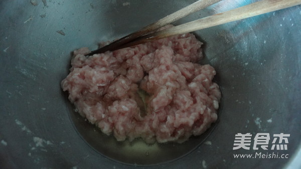 Hot Noodles with Carob and Minced Pork recipe