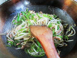 Stir-fried Mung Bean Sprouts with Shredded Pork and Wrinkled Pepper recipe