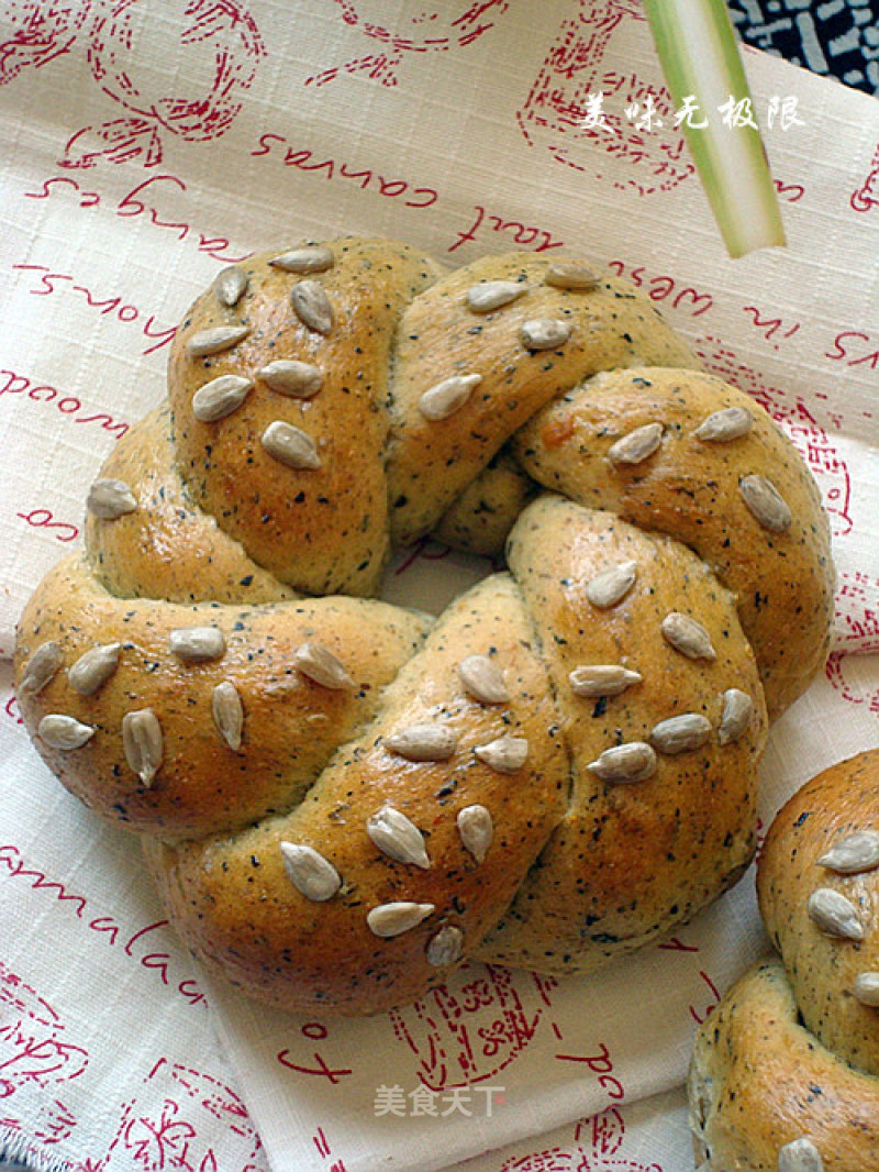 Okara's Mood for Love-black Bean and Wolfberry Garland Bread recipe