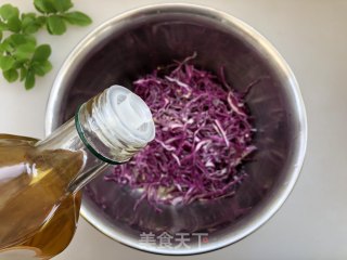 Camellia Oil Mixed with Purple Cabbage recipe