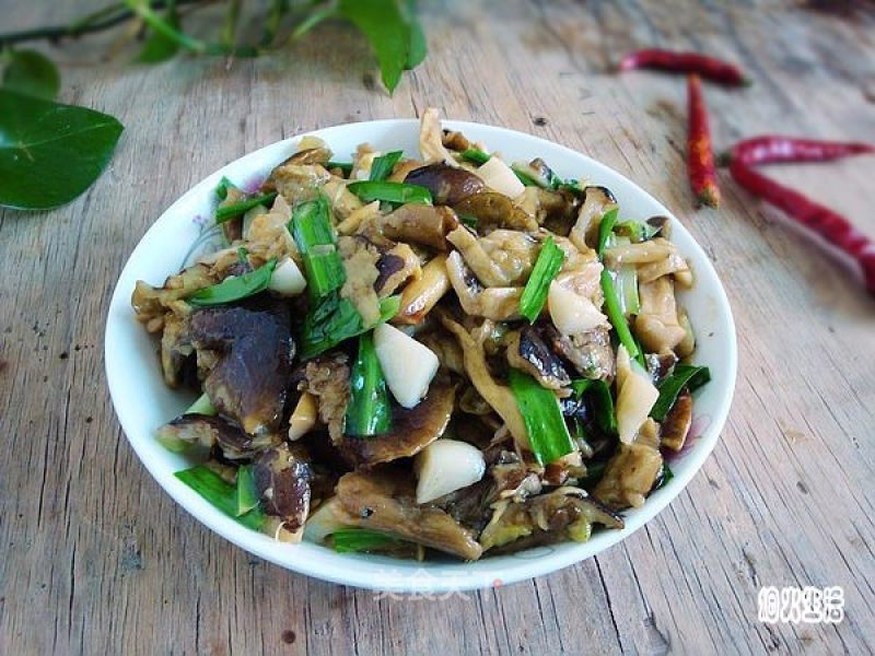 Stir-fried Pine Hair Fungus with Kokona Leaf recipe