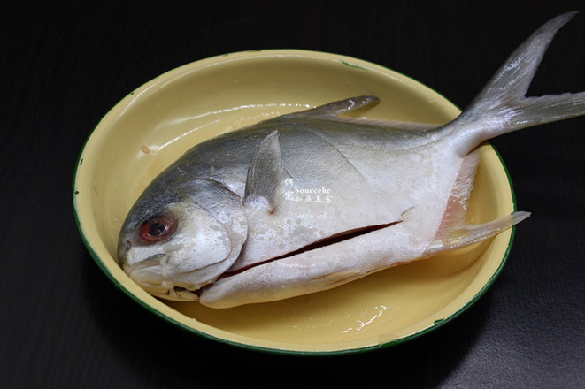 A Must-have Dish for New Year’s Eve Dinner, Steamed Golden Pomfret with Chopped Pepper recipe
