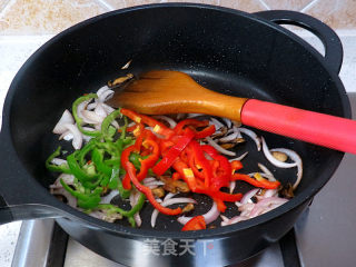 A Good Way to Make A Good Taste [udon Noodles with Stir-fried Vegetables and Soy Sauce] recipe