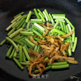 Stir-fried Black Rice Noodles with Garlic Moss recipe