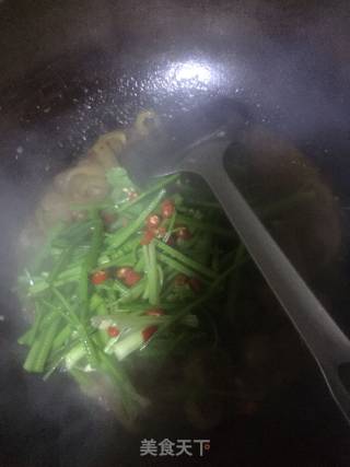 Celery Stir-fried Pork Skin recipe