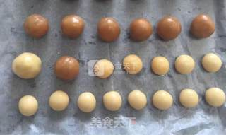 #新良婚纱大赛#simple Cantonese-style Lotus Paste and Egg Yolk Mooncakes recipe