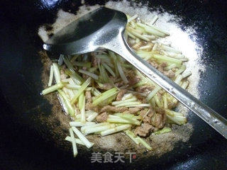 Stir-fried Tenderloin with Leek Sprouts recipe