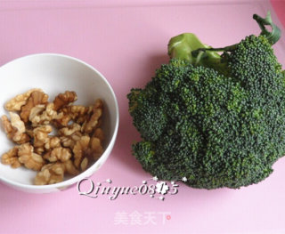 Stir-fried Walnuts with Broccoli recipe