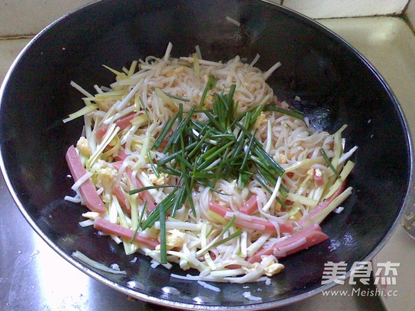 Stir-fried Hor Fun with Chives recipe