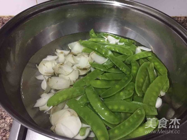 Fried Lily with Snow Peas recipe