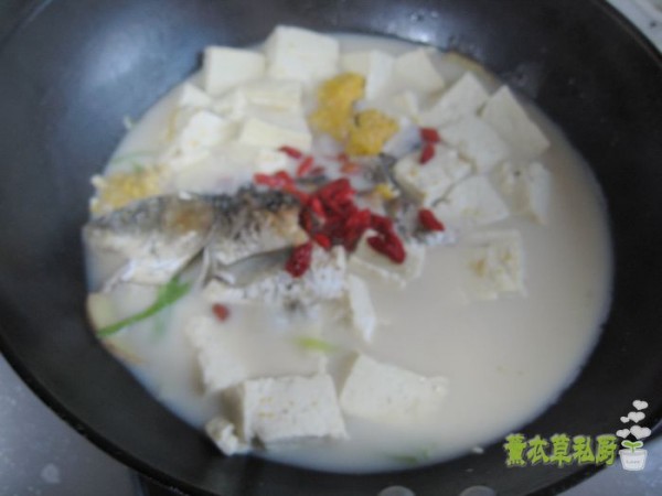 Tofu Stewed with Crucian Carp recipe