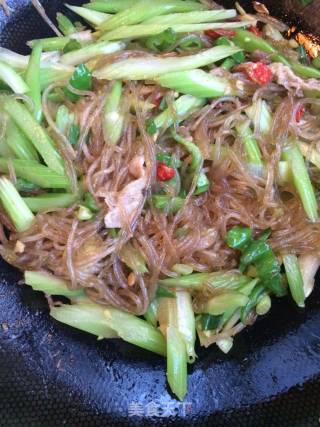 Celery Stir-fried Noodles recipe