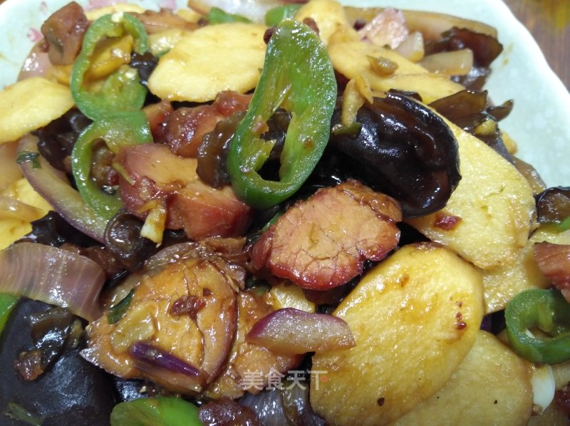 Stir-fried Barbecued Pork with Pepper, Fungus and Mountain Pill recipe