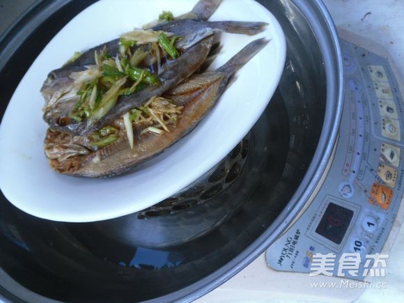 Steamed Salted Fish with Green Onion and Ginger recipe