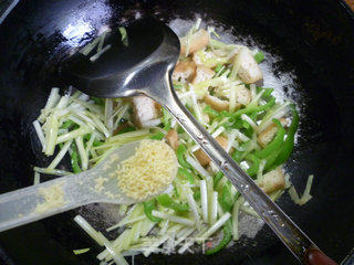 Stir-fried Tofu with Leek Sprouts and Green Pepper recipe