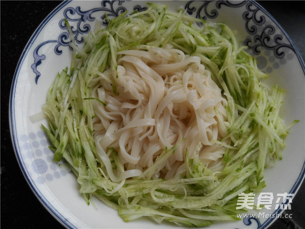 Fried Noodles with Hot Pepper and Egg recipe