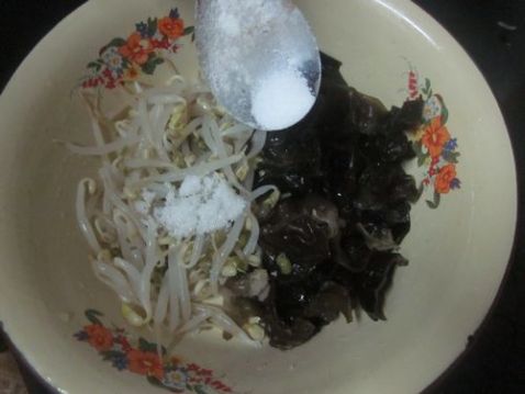 Fungus Mixed with Bean Sprouts recipe