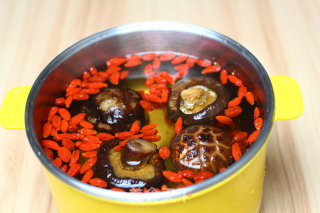 Guangdong Old Fire Soup-maca Mushroom and Wolfberry Soup recipe