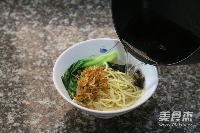 Egg Noodles with Shrimp Skin and Seaweed recipe