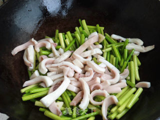 Fried Squid with Garlic Sprouts recipe