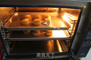 Wind Furnace Cantonese-style Bean Paste Moon Cakes recipe