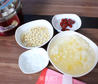 The Practice of Stewing White Fungus and Lotus Seed Soup in A Boiling Pot recipe