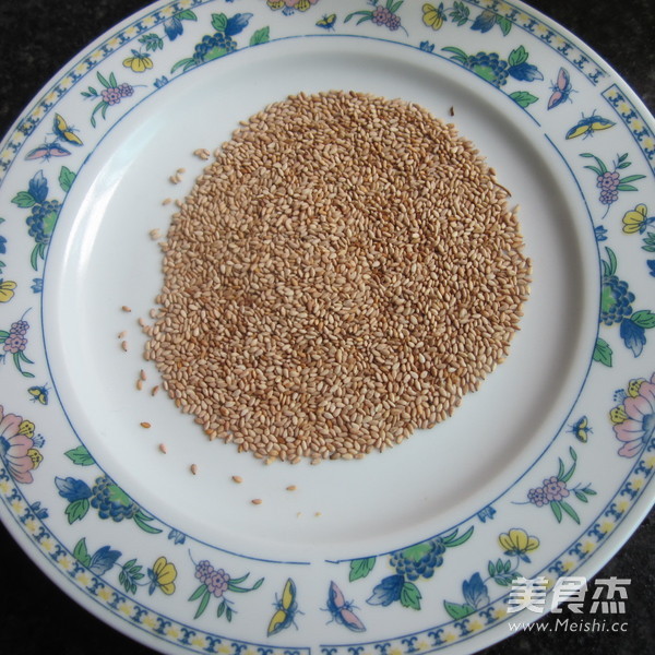 Stir-fried Cake with Sesame Sugar recipe