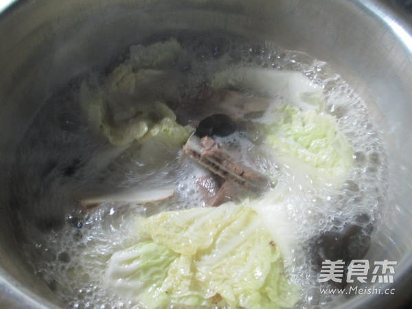 Black Fungus, Cabbage and Bone Soup recipe